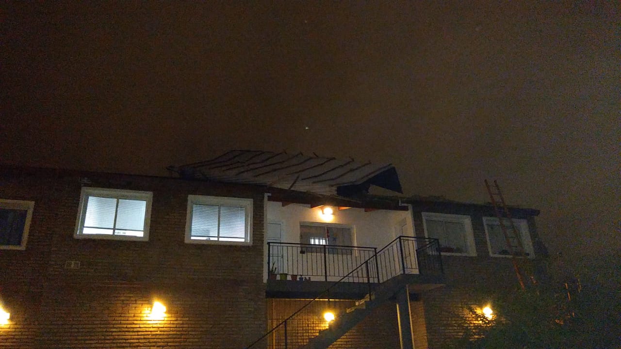 Temporal en Funes: evacuaron un departamento al que se le voló el techo 